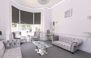 Coin salon dans le hall