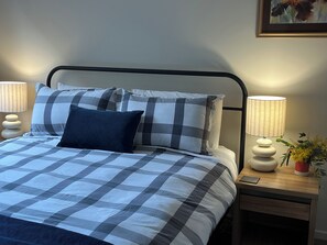 3 dormitorios, escritorio, tabla de planchar con plancha y cuna de viaje