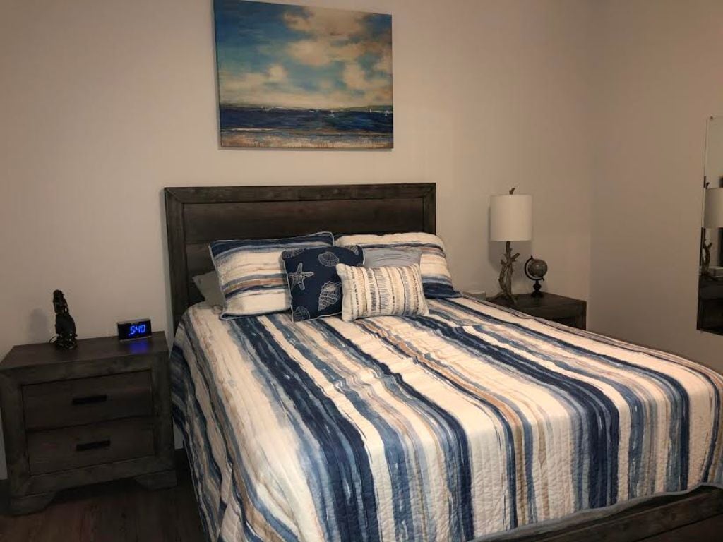 2 chambres, surmatelas, fer et planche à repasser, lit parapluie