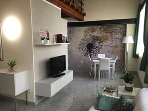 Una televisión, libros