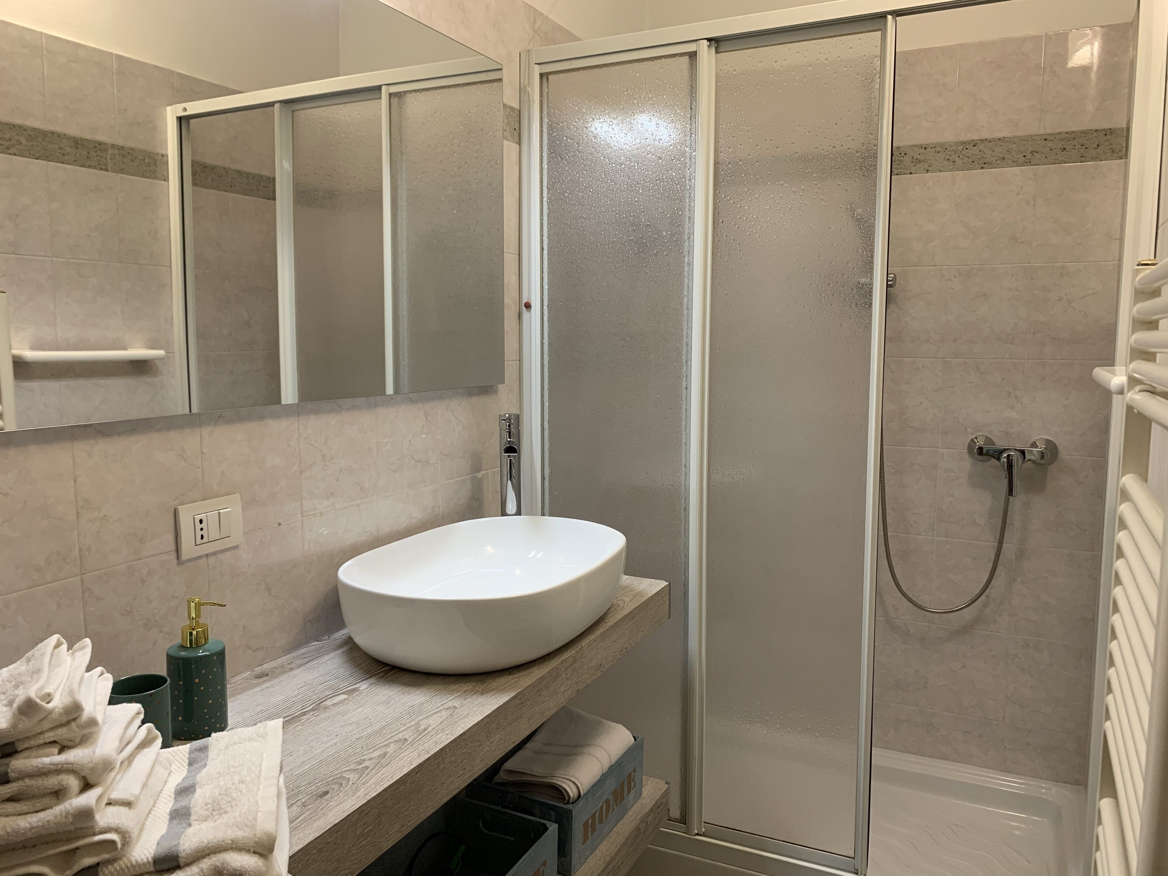 Een douche, een haardroger, een bidet, handdoeken