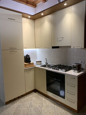 Fridge, oven, stovetop, coffee/tea maker