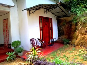 ด้านหน้าที่พัก