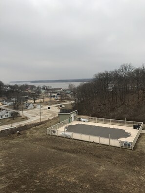 Third-party on-site parking - Perfect Weekend Getaway! Condo With Great River Views! Pool!  (Grafton)