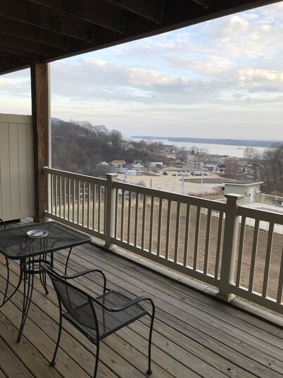 Perfect Weekend Getaway! Condo With Great River Views! Pool! 