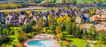 Luxury 3 Bedroom Blue Chalet. Entire House. 2 minute drive from the village