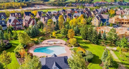 Luxury 3 Bedroom Blue Chalet. Entire House. 2 minute drive from the village