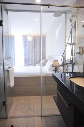 Kombinasi shower/bathtub dan perlengkapan mandi gratis