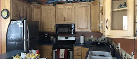 Geladeira, micro-ondas, fogão, cooktop
