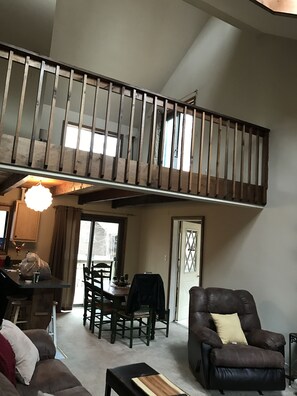 Smart-TV, peis, DVD-spiller og bøker