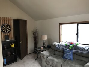 Smart-TV, Kamin, DVD-Player, Bücher