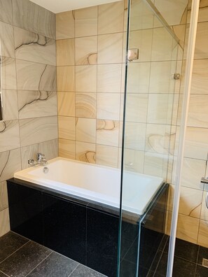 Chuveiro, produtos de toalete grátis, secador de cabelo, chinelos