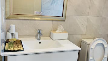 Pancuran mandi, kelengkapan dandanan diri percuma, pengering rambut