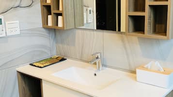 Pancuran mandi, kelengkapan dandanan diri percuma, pengering rambut