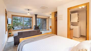 1 bedroom, bed sheets