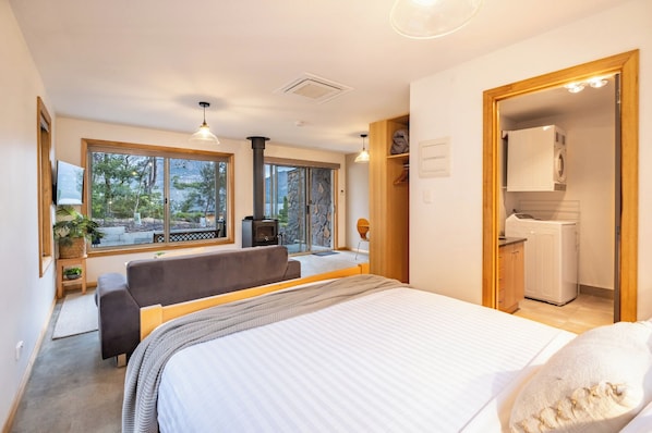 1 bedroom, bed sheets