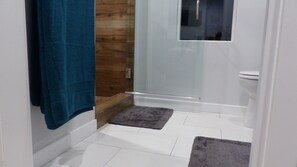 ヘアドライヤー、タオル、石鹸、トイレットペーパー