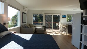 1 室のベッドルーム、デスク、WiFi、ベッドシーツ