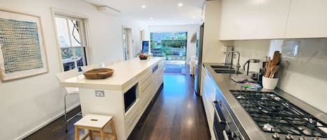 Frigorifero, microonde, forno, piano cottura