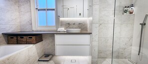 Combined shower/bathtub, hair dryer, towels, soap - Grand Inner City Home with Secret Garden (Paddington)