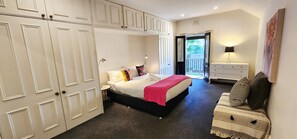 4 bedrooms, desk, iron/ironing board, free WiFi