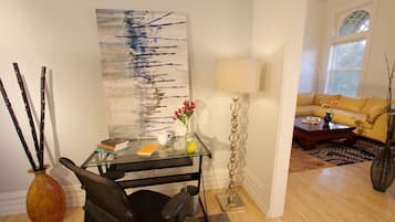 Télévision à écran plat, cheminée