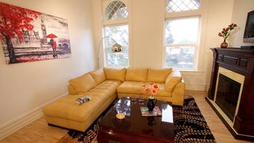 Télévision à écran plat, cheminée