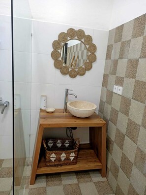 Doccia, asciugacapelli, bidet, asciugamani