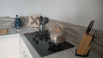 Refrigerador, microondas, placa de cocina, cafetera/tetera