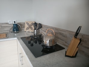 Refrigerador, microondas, placa de cocina, cafetera/tetera