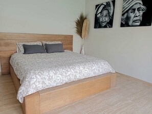 2 bedrooms, in-room safe, iron/ironing board, travel cot - Private Villa with pool. Top location, a short walk to the beach (Canggu)