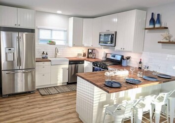 Fully equipped kitchen and dining area