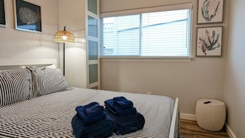 2 bedrooms, iron/ironing board, WiFi, bed sheets