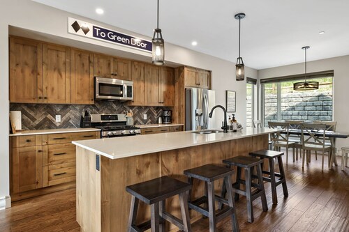 Vuodepaikkoja 8, 3 makuuhuonetta, poreallas, Ski in / Out Townhouse