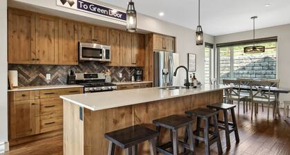 Vuodepaikkoja 8, 3 makuuhuonetta, poreallas, Ski in / Out Townhouse