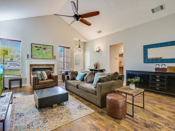 TV, fireplace, stereo - Cosy and Open with Loft on Greenbelt (Austin)