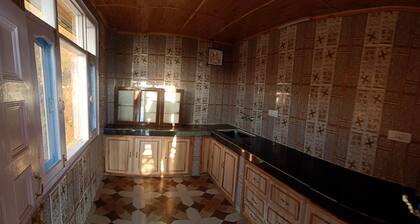 Cabañas de la selva Shanti. Un hogar perfecto para alojarse en Shimla a un precio muy razonable.