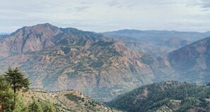 Eine gebirgige Landschaft mit zerklüftetem Gelände und verstreuten Siedlungen.