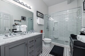 Dusche, Haartrockner, Handtücher, Seife