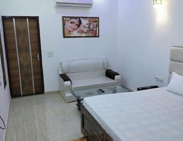 Living room - Rest Palace Homestay (Agra)