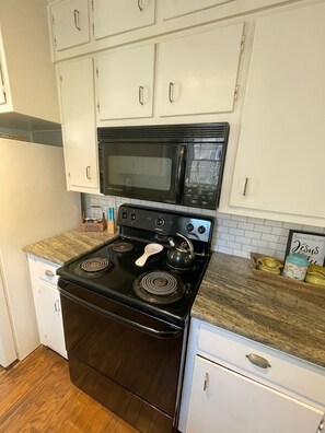 Fridge, microwave, oven, stovetop - Minutes from Magnolia & Baylor, enjoy the Little Cottage on famous Austin Avenue (Waco)