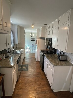 Frigorifero, microonde, forno, piano cottura