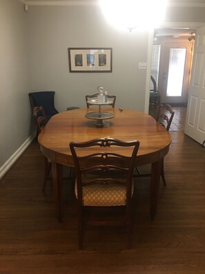 Dining - Minutes from Magnolia & Baylor, enjoy the Little Cottage on famous Austin Avenue (Waco)