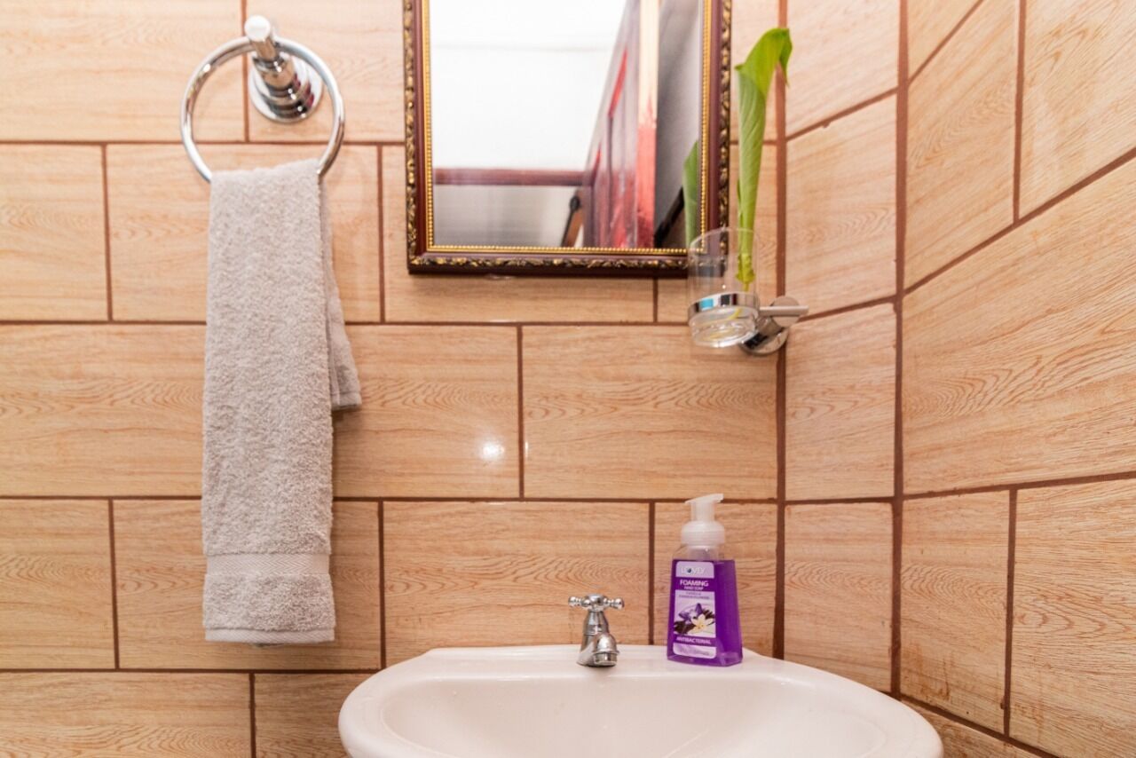 Dusj, håndklær, såpe og toalettpapir