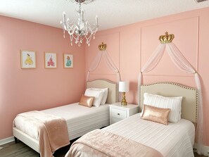 6 bedrooms, desk, iron/ironing board, free WiFi