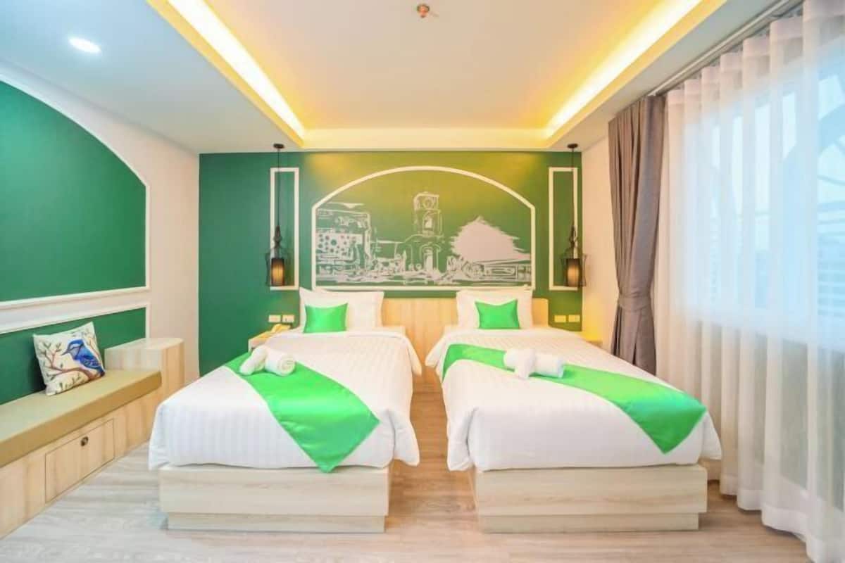 1 Schlafzimmer, Zimmersafe, individuell dekoriert, Schreibtisch