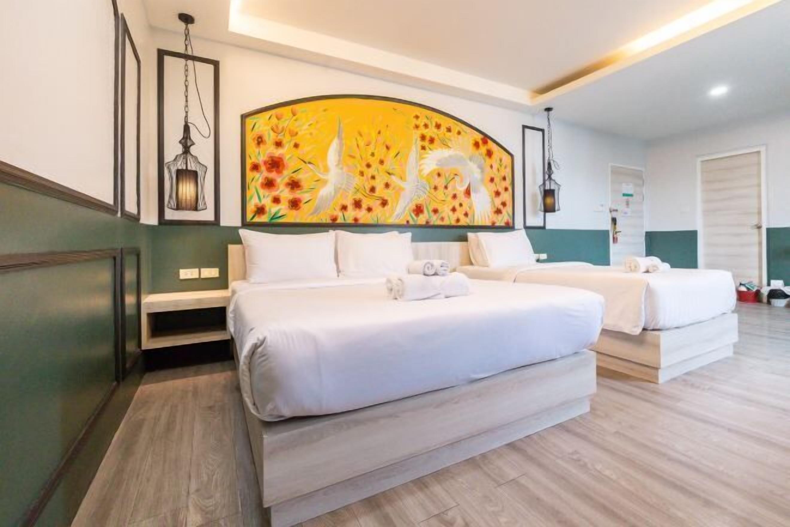 Cofres nos quartos, individualmente decorados, escrivaninha