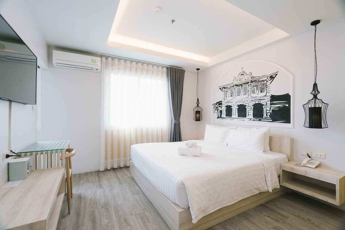 1 Schlafzimmer, Zimmersafe, individuell dekoriert, Schreibtisch