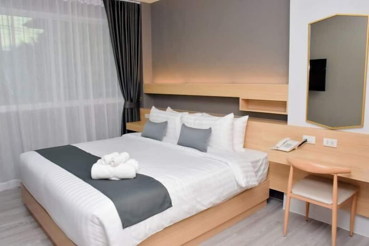 1 Schlafzimmer, Zimmersafe, individuell dekoriert, Schreibtisch