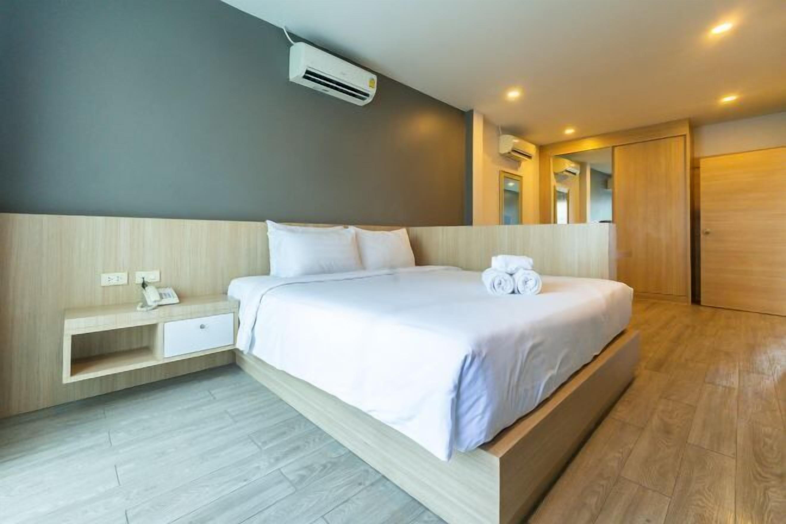 Cofres nos quartos, individualmente decorados, escrivaninha